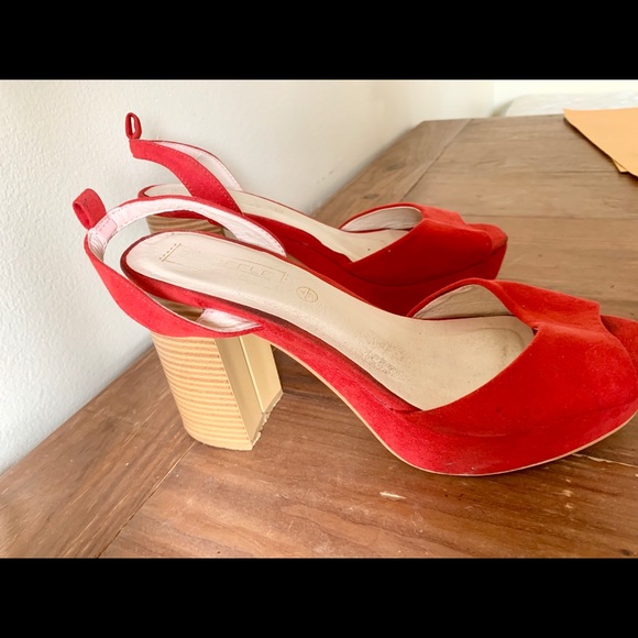 Red hot high heels - Picture 2 of 3
